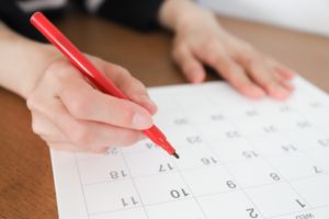 調査日程の確認をする女性