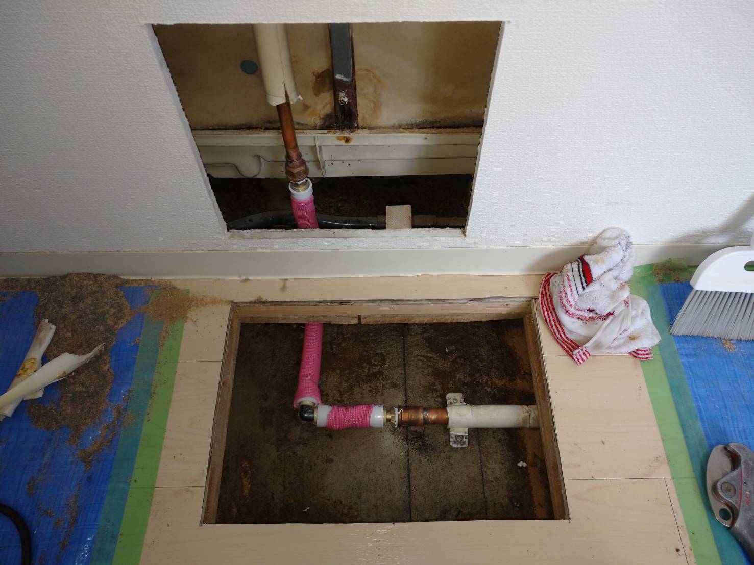 壁と床両方の不良水道管