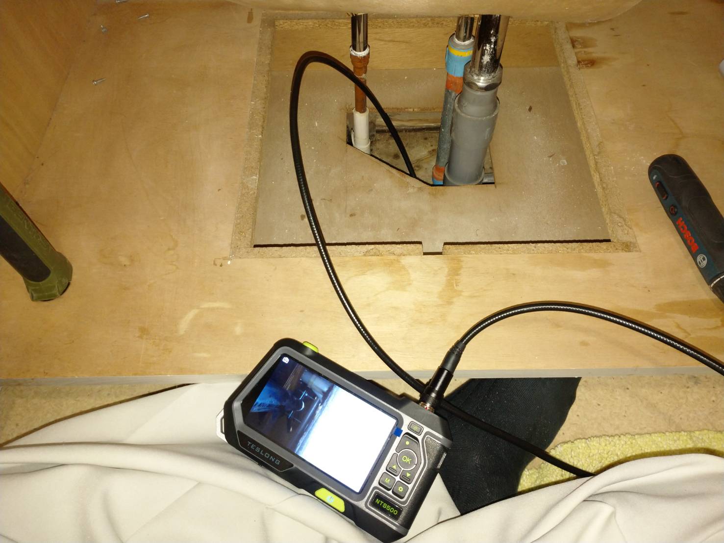 ファイバースコープによる床下漏水の確認