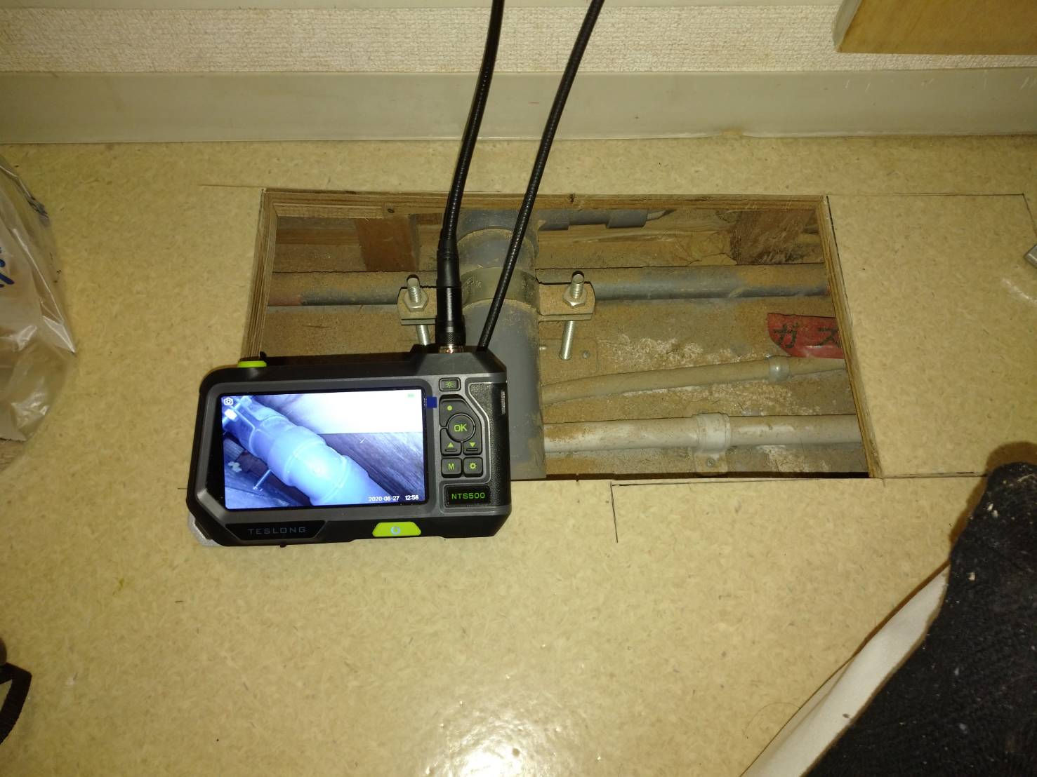 ファイバースコープによる床下水道管の確認