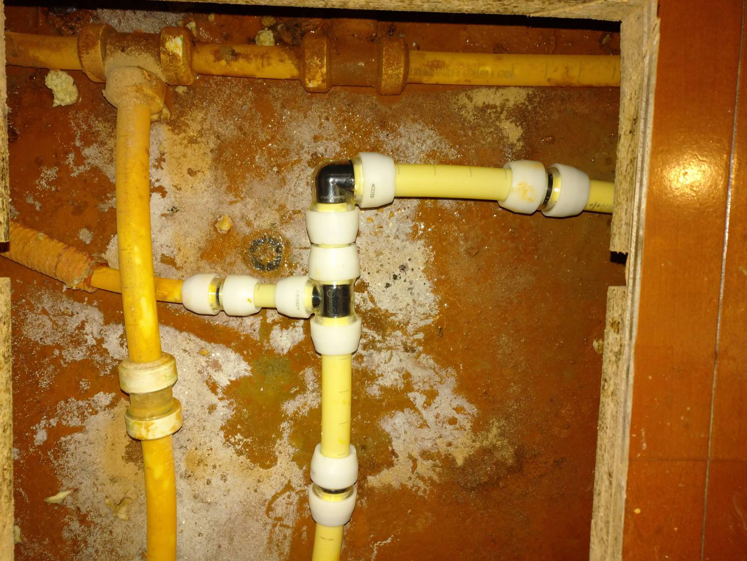 入り組んだ水道管