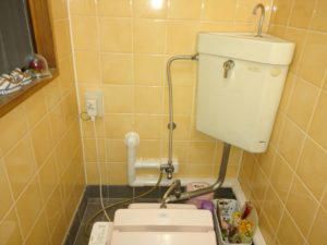 トイレ内配管引き換え