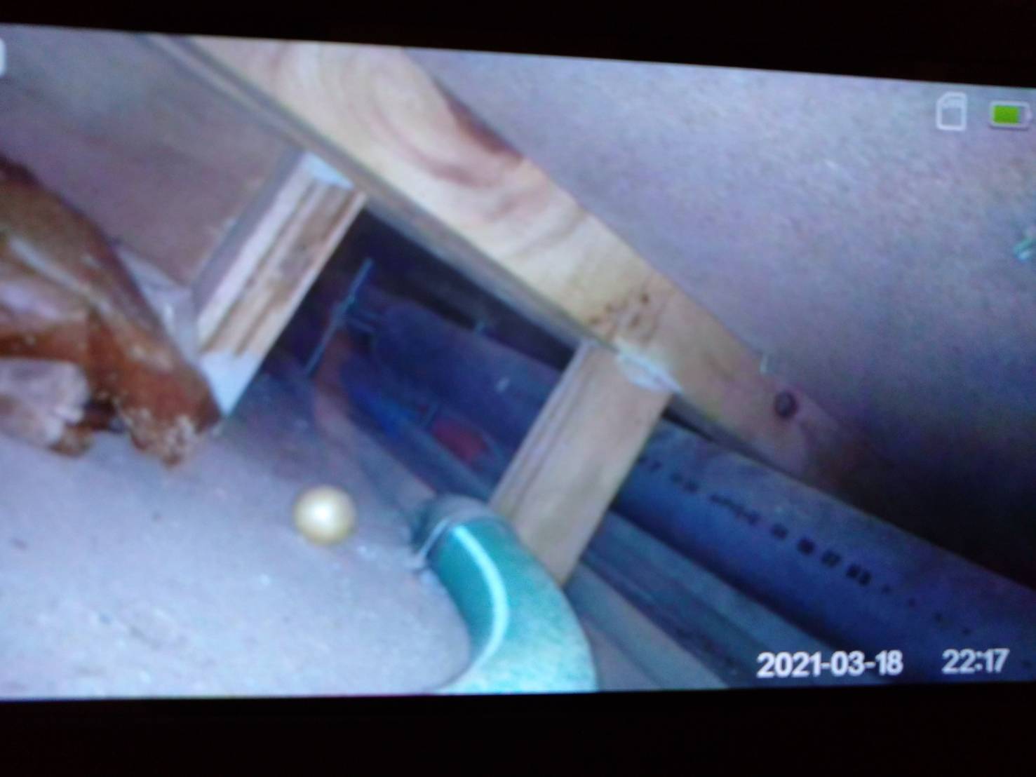 ファイバースコープによる細い壁内部水道管確認