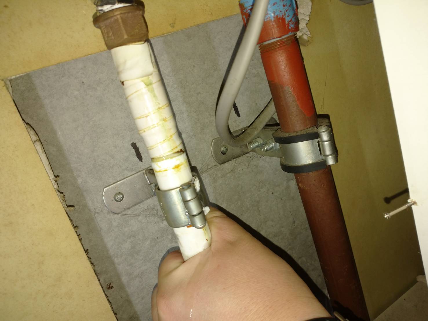 手でもぐらつく老朽化した水道管