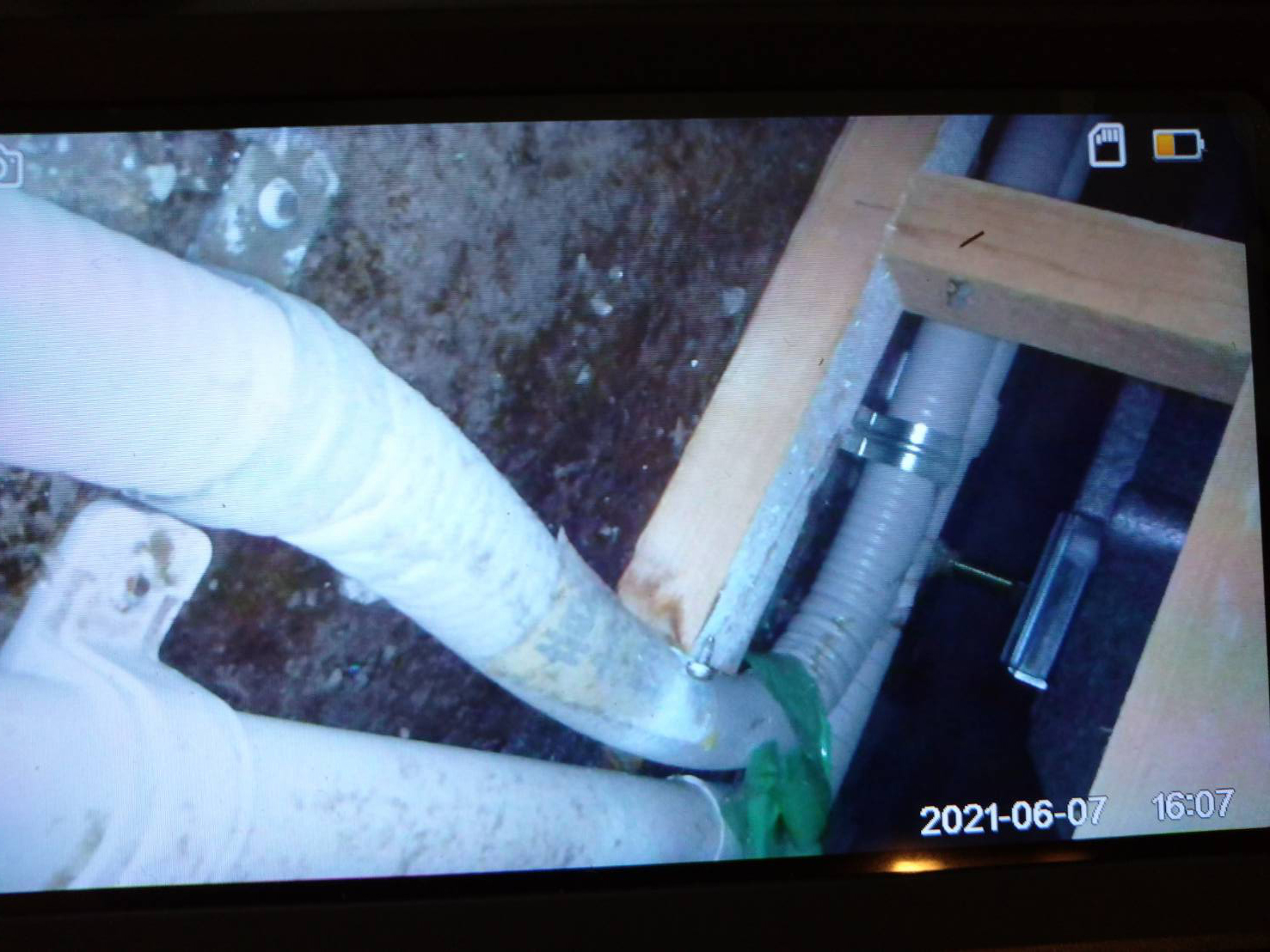 ファイバースコープによる壁の中の水道管確認