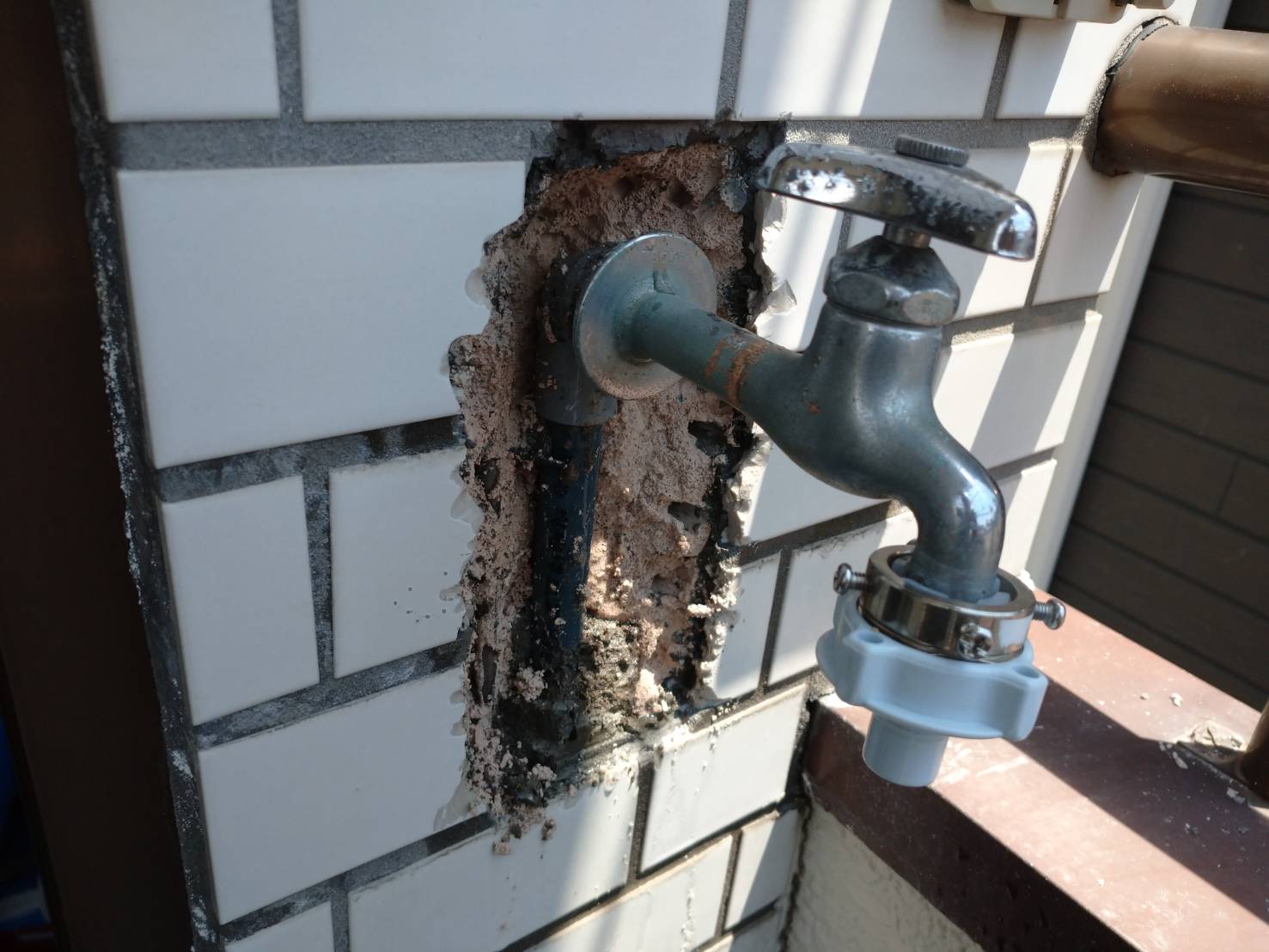 蛇口直下の水道管からの漏水