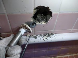 浴槽内水道管破損