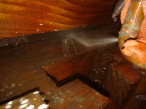 天井裏水道管破裂