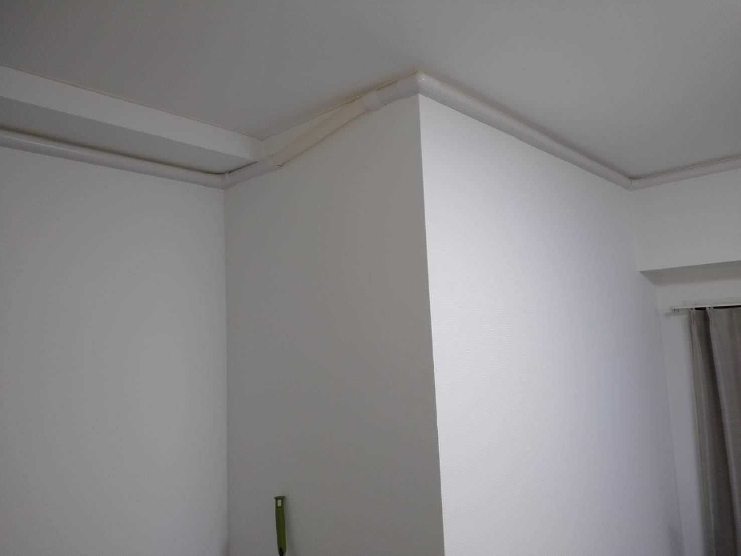 天井に沿った露出管の引き換え工事完成