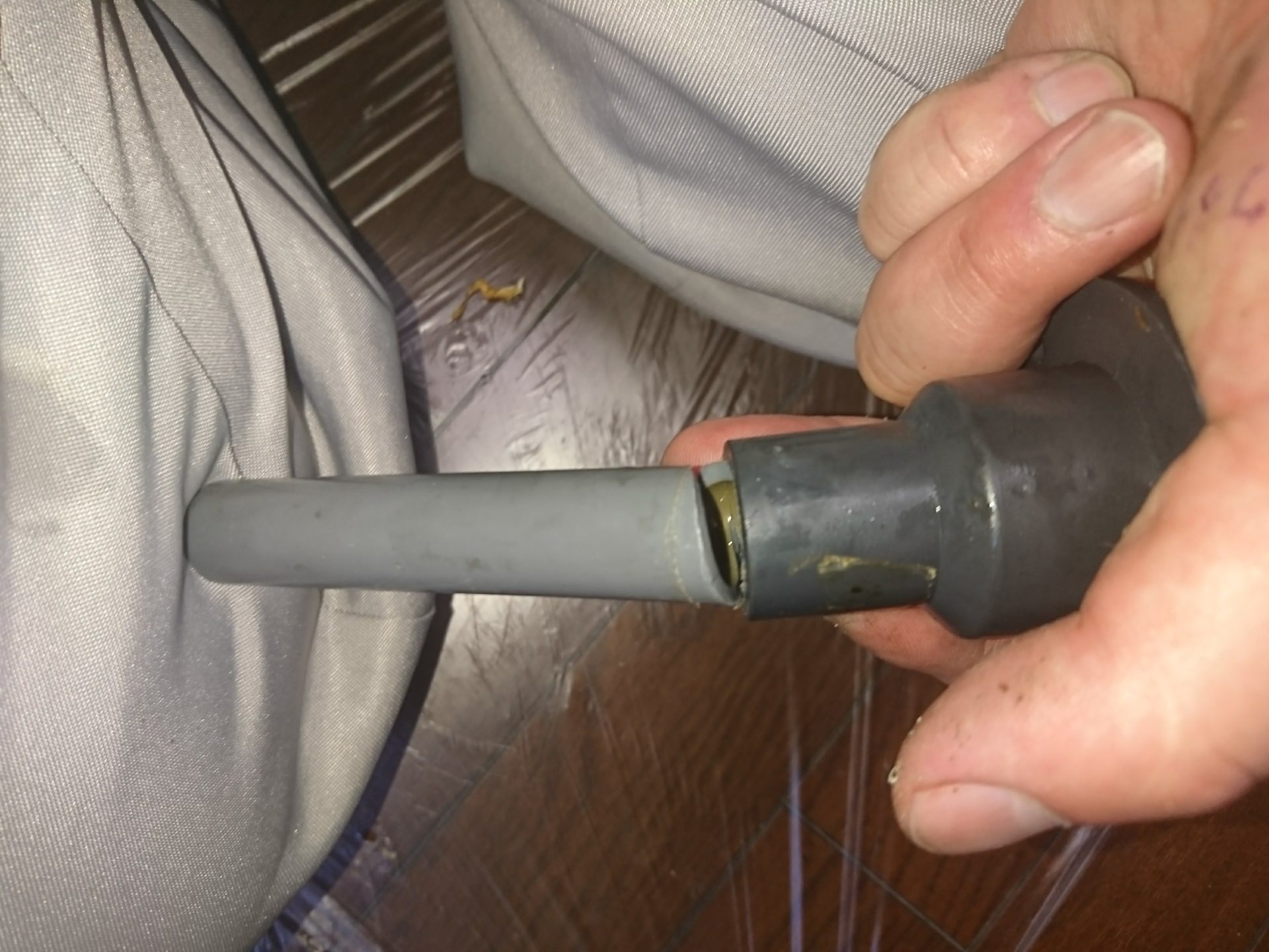 折れてしまった水道管