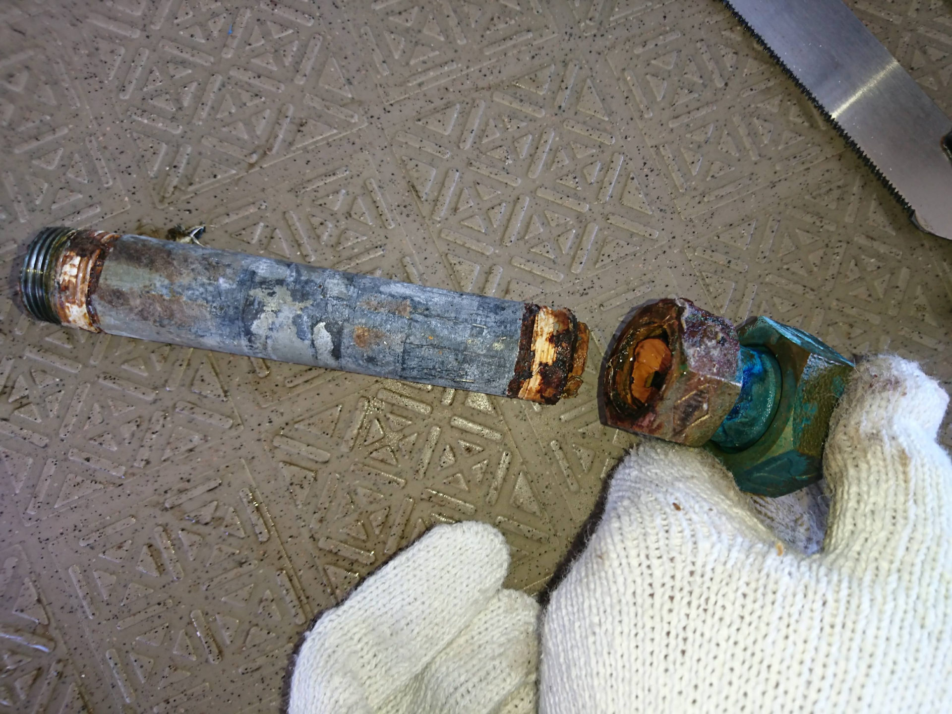 定年劣化により折れた水道管