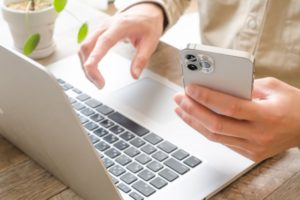 問合せをする男性