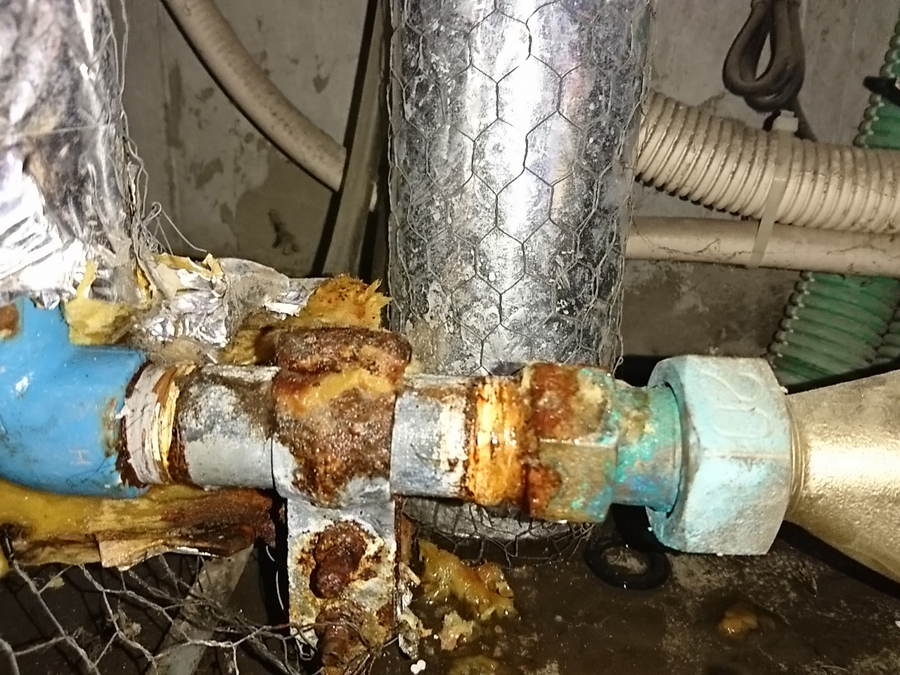 老朽化して腐った金属製水道管