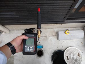 外壁付近のトレーサーガス式漏水調査