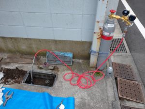 漏水調査の為の水道管へのトレーサーガス注入