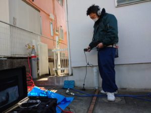 屋外でのトレーサーガスを使用した漏水調査