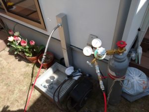 屋外蛇口からトレーサーガス注入