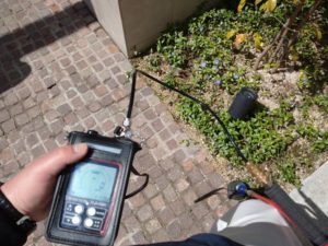 玄関タイル上のトレーサーガス式漏水調査