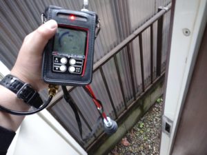 狭い箇所でのトレーサーガス式漏水調査