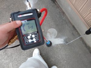 屋外コンクリート上での漏水調査