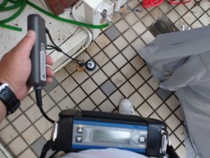 屋外での漏水探知器による漏水調査