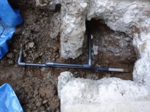 コンクリートを破壊し、水道管引き直し