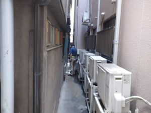 外壁と外壁の間の水道管引き直し工事