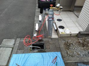 玄関前水道メーター近くからトレーサーガス注入