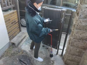 玄関引き戸前のトレーサーガス式漏水調査