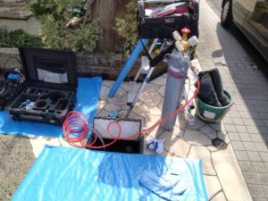 庭先水道メーター付近でのトレーサーガス注入