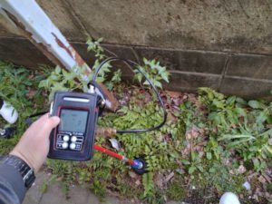 雑草の上でのトレーサーガス式漏水調査