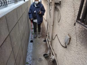 建物と外壁の隙間の漏水調査