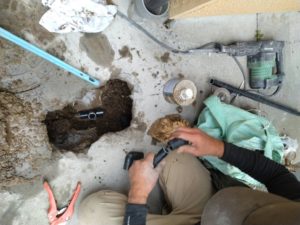 漏水部分の給水管引き直し