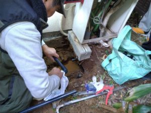 漏水部分の給水管引き直し